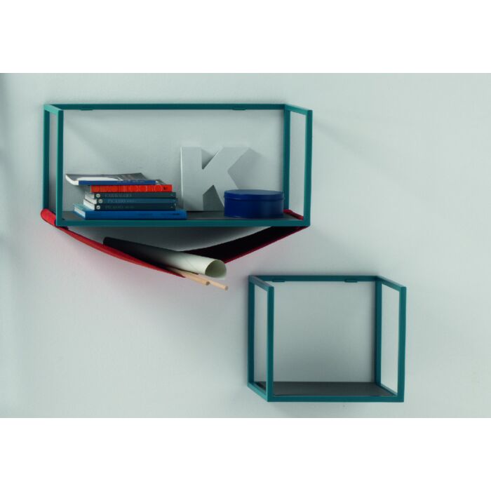 samoa LIBRERIA FRAME MATCH BEDROOM SPACE Libreria a parete con struttura in metallo laccato e piano antracite opaco con tasca opzionale in tessuto | ecopelle