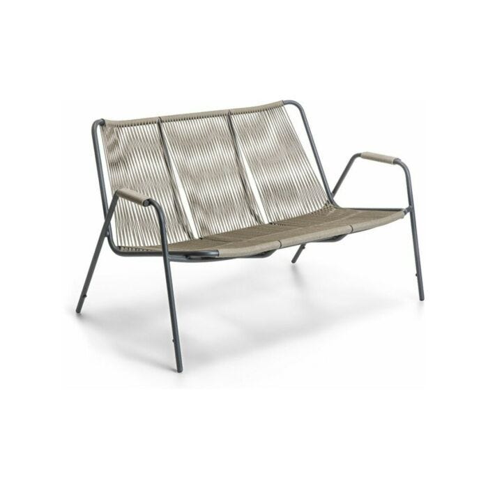 unopiù COCO Stapelbares Sofa mit Armlehnen mit graphitfarbener Metallstruktur und ecrufarbenem Seilsitz