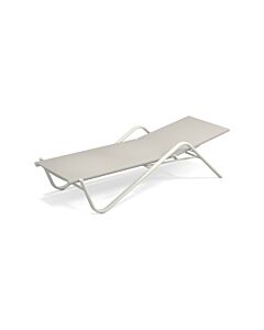 emu 195 Holly Bain de soleil empilable avec structure en aluminium laqué blanc mat et assise en tissu gris/blanc